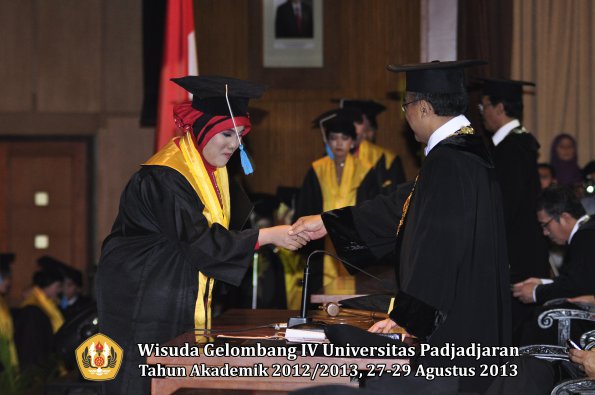 wisuda-unpad-gel-iv-ta-2012_2013-fakultas-ilmu-budaya-oleh-rektor-258