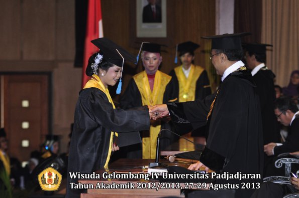 wisuda-unpad-gel-iv-ta-2012_2013-fakultas-ilmu-budaya-oleh-rektor-259