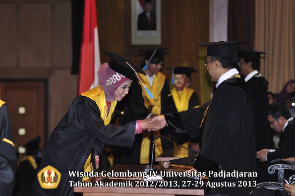 wisuda-unpad-gel-iv-ta-2012_2013-fakultas-ilmu-budaya-oleh-rektor-260