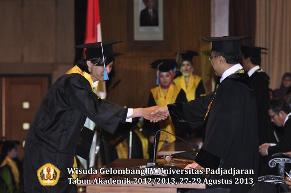 wisuda-unpad-gel-iv-ta-2012_2013-fakultas-ilmu-budaya-oleh-rektor-261