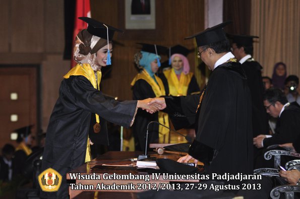 wisuda-unpad-gel-iv-ta-2012_2013-fakultas-ilmu-budaya-oleh-rektor-263