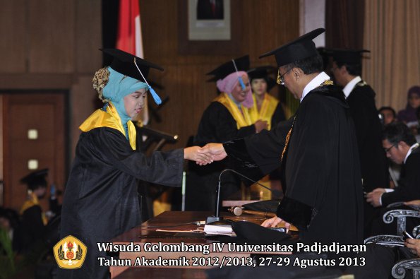 wisuda-unpad-gel-iv-ta-2012_2013-fakultas-ilmu-budaya-oleh-rektor-264