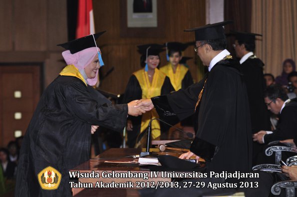 wisuda-unpad-gel-iv-ta-2012_2013-fakultas-ilmu-budaya-oleh-rektor-265