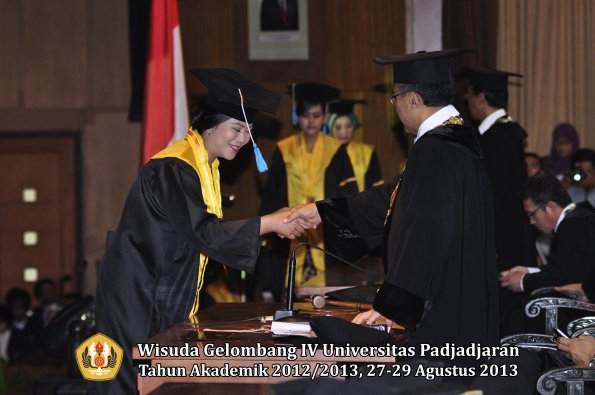 wisuda-unpad-gel-iv-ta-2012_2013-fakultas-ilmu-budaya-oleh-rektor-266