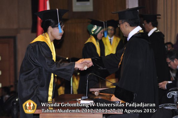 wisuda-unpad-gel-iv-ta-2012_2013-fakultas-ilmu-budaya-oleh-rektor-267