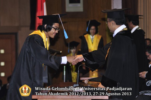 wisuda-unpad-gel-iv-ta-2012_2013-fakultas-ilmu-budaya-oleh-rektor-269