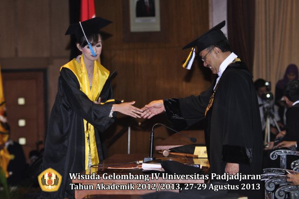 wisuda-unpad-gel-iv-ta-2012_2013-fakultas-ilmu-budaya-oleh-rektor-273