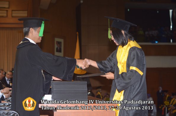 wisuda-unpad-gel-iv-ta-2012_2013-fakultas-kedokteran-oleh-dekan-014