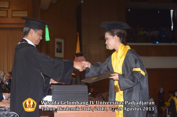 wisuda-unpad-gel-iv-ta-2012_2013-fakultas-kedokteran-oleh-dekan-021