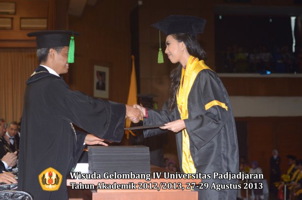 wisuda-unpad-gel-iv-ta-2012_2013-fakultas-kedokteran-oleh-dekan-022