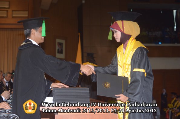 wisuda-unpad-gel-iv-ta-2012_2013-fakultas-kedokteran-oleh-dekan-023