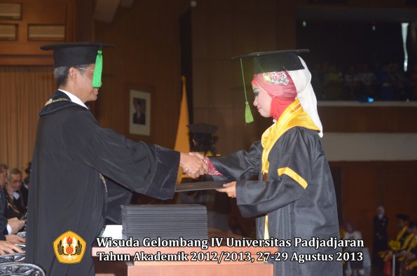 wisuda-unpad-gel-iv-ta-2012_2013-fakultas-kedokteran-oleh-dekan-025