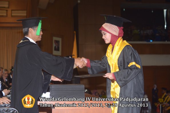 wisuda-unpad-gel-iv-ta-2012_2013-fakultas-kedokteran-oleh-dekan-026