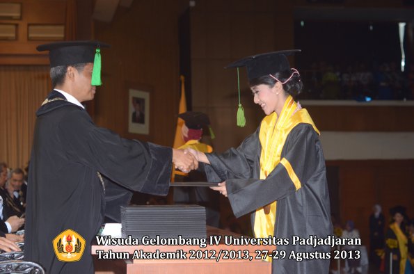 wisuda-unpad-gel-iv-ta-2012_2013-fakultas-kedokteran-oleh-dekan-027