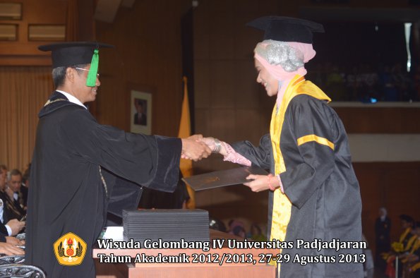 wisuda-unpad-gel-iv-ta-2012_2013-fakultas-kedokteran-oleh-dekan-028