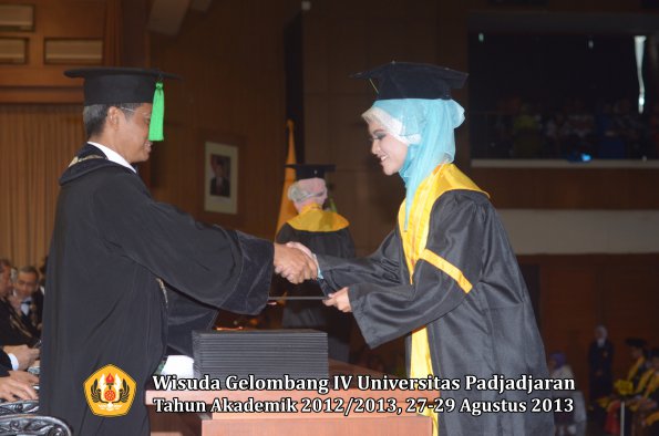 wisuda-unpad-gel-iv-ta-2012_2013-fakultas-kedokteran-oleh-dekan-029