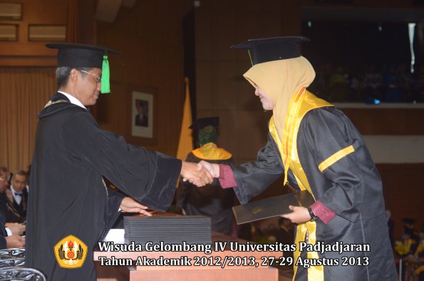 wisuda-unpad-gel-iv-ta-2012_2013-fakultas-kedokteran-oleh-dekan-032