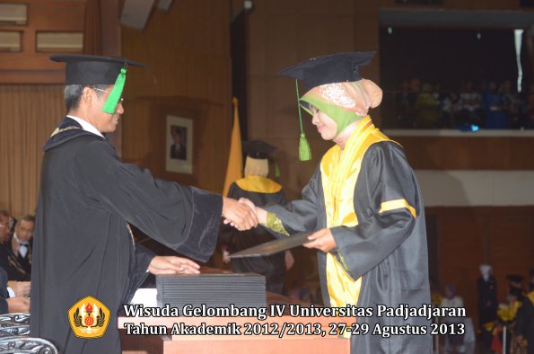 wisuda-unpad-gel-iv-ta-2012_2013-fakultas-kedokteran-oleh-dekan-033