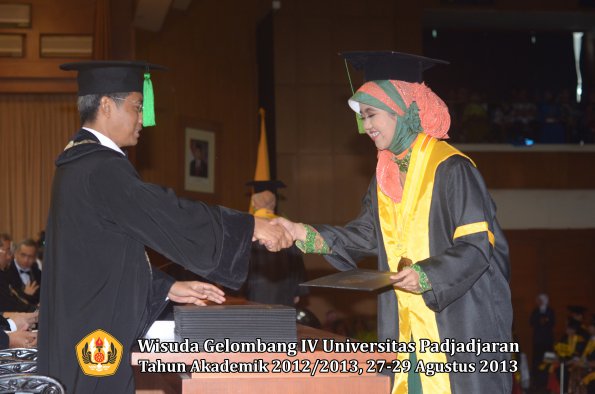 wisuda-unpad-gel-iv-ta-2012_2013-fakultas-kedokteran-oleh-dekan-034