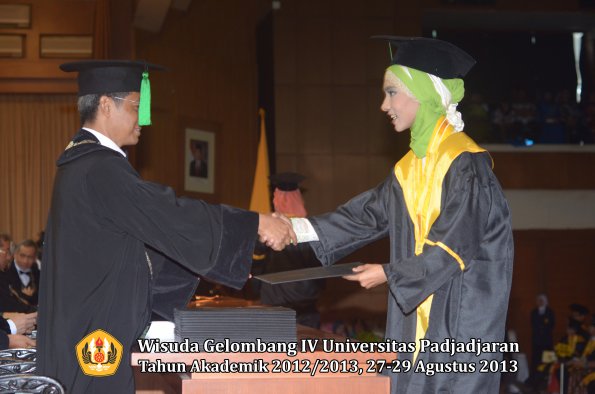 wisuda-unpad-gel-iv-ta-2012_2013-fakultas-kedokteran-oleh-dekan-035