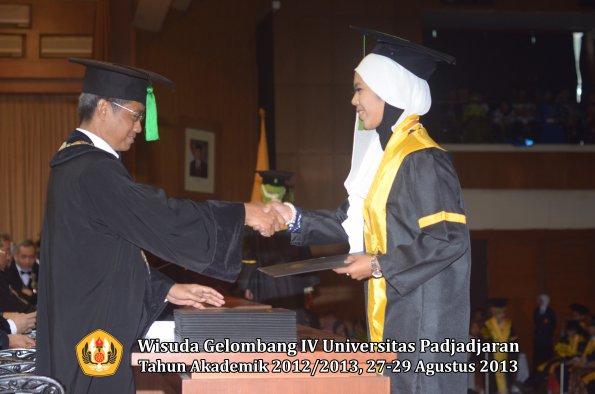 wisuda-unpad-gel-iv-ta-2012_2013-fakultas-kedokteran-oleh-dekan-036