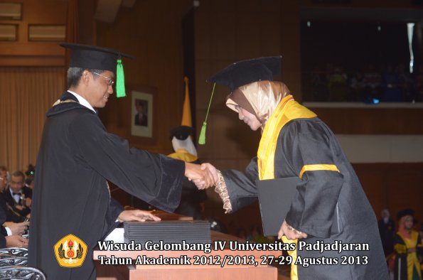 wisuda-unpad-gel-iv-ta-2012_2013-fakultas-kedokteran-oleh-dekan-037