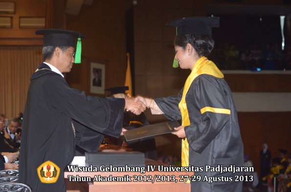 wisuda-unpad-gel-iv-ta-2012_2013-fakultas-kedokteran-oleh-dekan-038