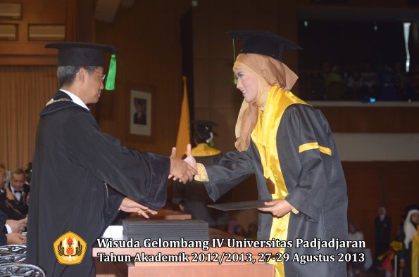 wisuda-unpad-gel-iv-ta-2012_2013-fakultas-kedokteran-oleh-dekan-039