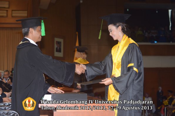 wisuda-unpad-gel-iv-ta-2012_2013-fakultas-kedokteran-oleh-dekan-040