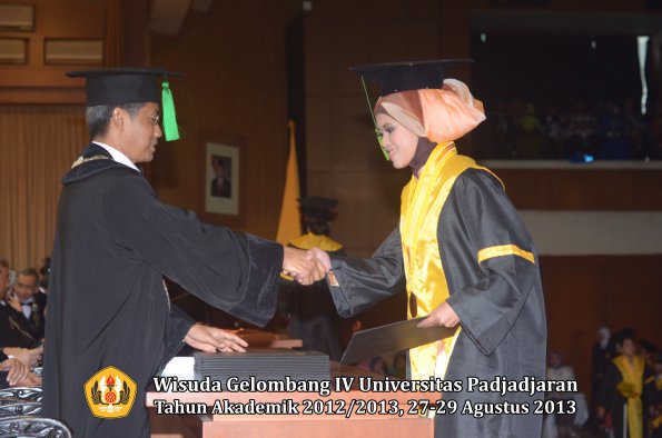 wisuda-unpad-gel-iv-ta-2012_2013-fakultas-kedokteran-oleh-dekan-041