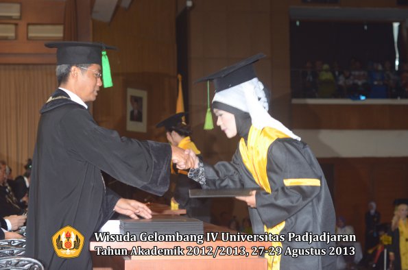 wisuda-unpad-gel-iv-ta-2012_2013-fakultas-kedokteran-oleh-dekan-043