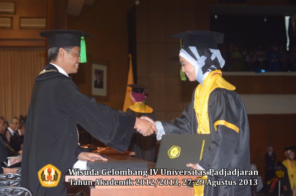 wisuda-unpad-gel-iv-ta-2012_2013-fakultas-kedokteran-oleh-dekan-045