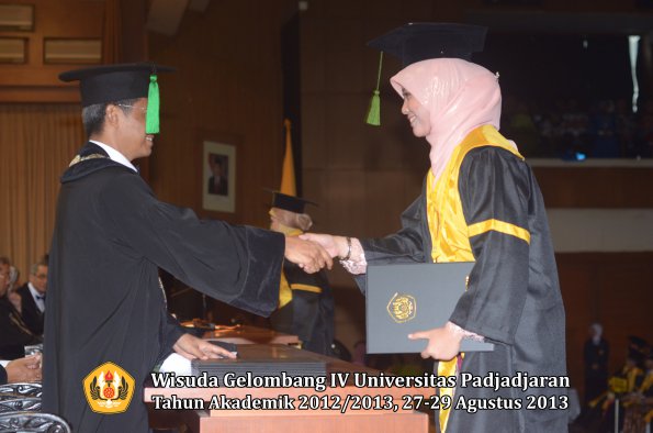 wisuda-unpad-gel-iv-ta-2012_2013-fakultas-kedokteran-oleh-dekan-047