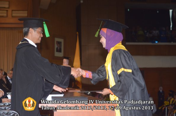 wisuda-unpad-gel-iv-ta-2012_2013-fakultas-kedokteran-oleh-dekan-048