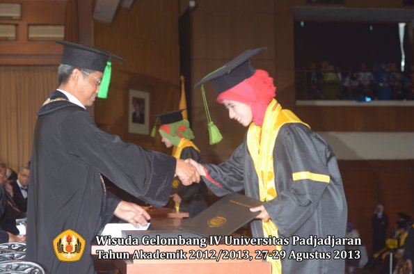 wisuda-unpad-gel-iv-ta-2012_2013-fakultas-kedokteran-oleh-dekan-050