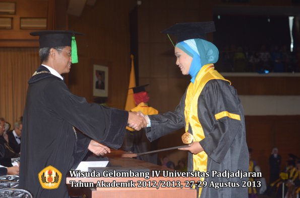 wisuda-unpad-gel-iv-ta-2012_2013-fakultas-kedokteran-oleh-dekan-051