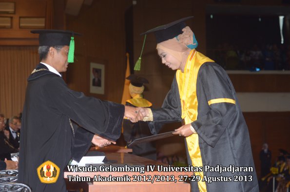 wisuda-unpad-gel-iv-ta-2012_2013-fakultas-kedokteran-oleh-dekan-053