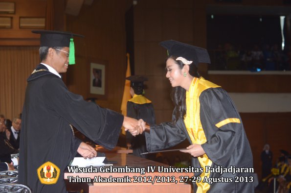 wisuda-unpad-gel-iv-ta-2012_2013-fakultas-kedokteran-oleh-dekan-055