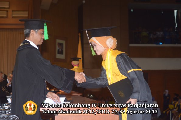 wisuda-unpad-gel-iv-ta-2012_2013-fakultas-kedokteran-oleh-dekan-057