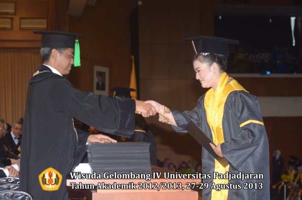 wisuda-unpad-gel-iv-ta-2012_2013-fakultas-kedokteran-oleh-dekan-060