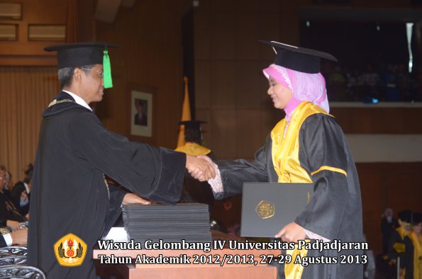 wisuda-unpad-gel-iv-ta-2012_2013-fakultas-kedokteran-oleh-dekan-065