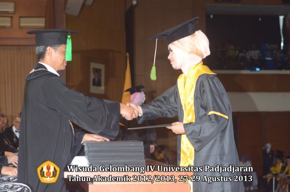 wisuda-unpad-gel-iv-ta-2012_2013-fakultas-kedokteran-oleh-dekan-066