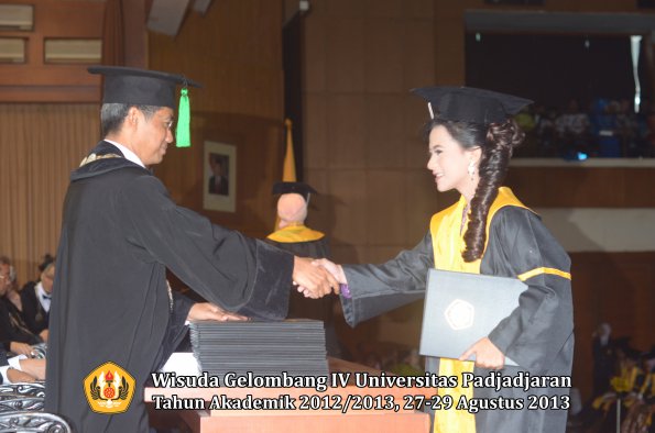 wisuda-unpad-gel-iv-ta-2012_2013-fakultas-kedokteran-oleh-dekan-067