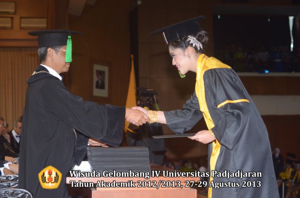 wisuda-unpad-gel-iv-ta-2012_2013-fakultas-kedokteran-oleh-dekan-068