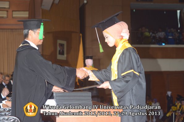 wisuda-unpad-gel-iv-ta-2012_2013-fakultas-kedokteran-oleh-dekan-070