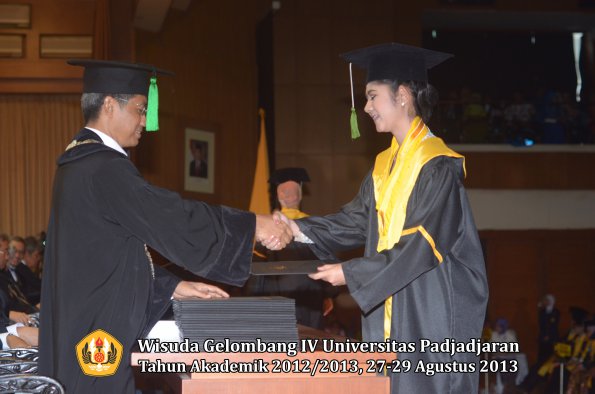 wisuda-unpad-gel-iv-ta-2012_2013-fakultas-kedokteran-oleh-dekan-071