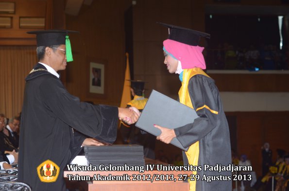 wisuda-unpad-gel-iv-ta-2012_2013-fakultas-kedokteran-oleh-dekan-072