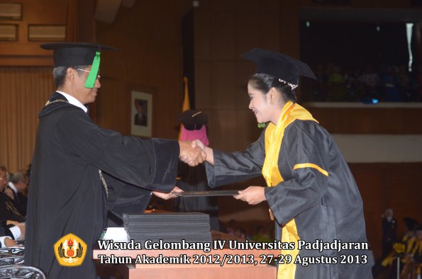 wisuda-unpad-gel-iv-ta-2012_2013-fakultas-kedokteran-oleh-dekan-073