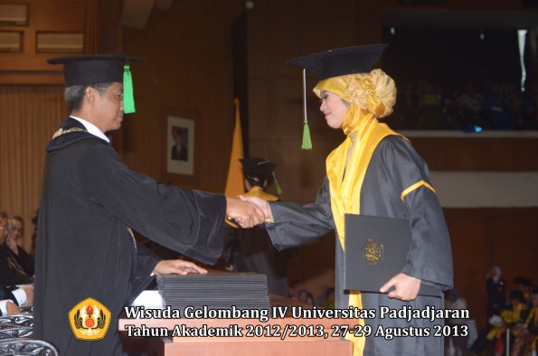 wisuda-unpad-gel-iv-ta-2012_2013-fakultas-kedokteran-oleh-dekan-074