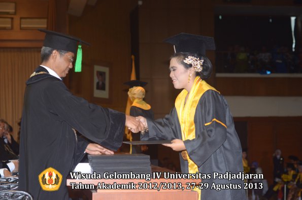 wisuda-unpad-gel-iv-ta-2012_2013-fakultas-kedokteran-oleh-dekan-075